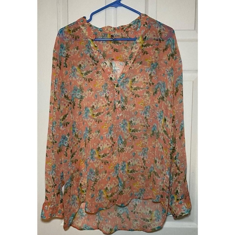Beautiful women's blouse. Pretty pattern. Size large